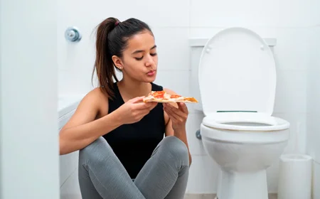 Девушка сидит на полу в туалете