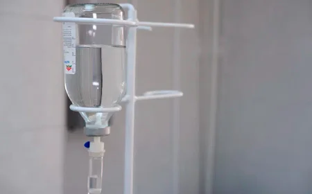 Капельница на фоне больничной палаты